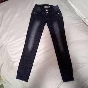 Silver Diva size 3 dark wash ankle length skinny jean.